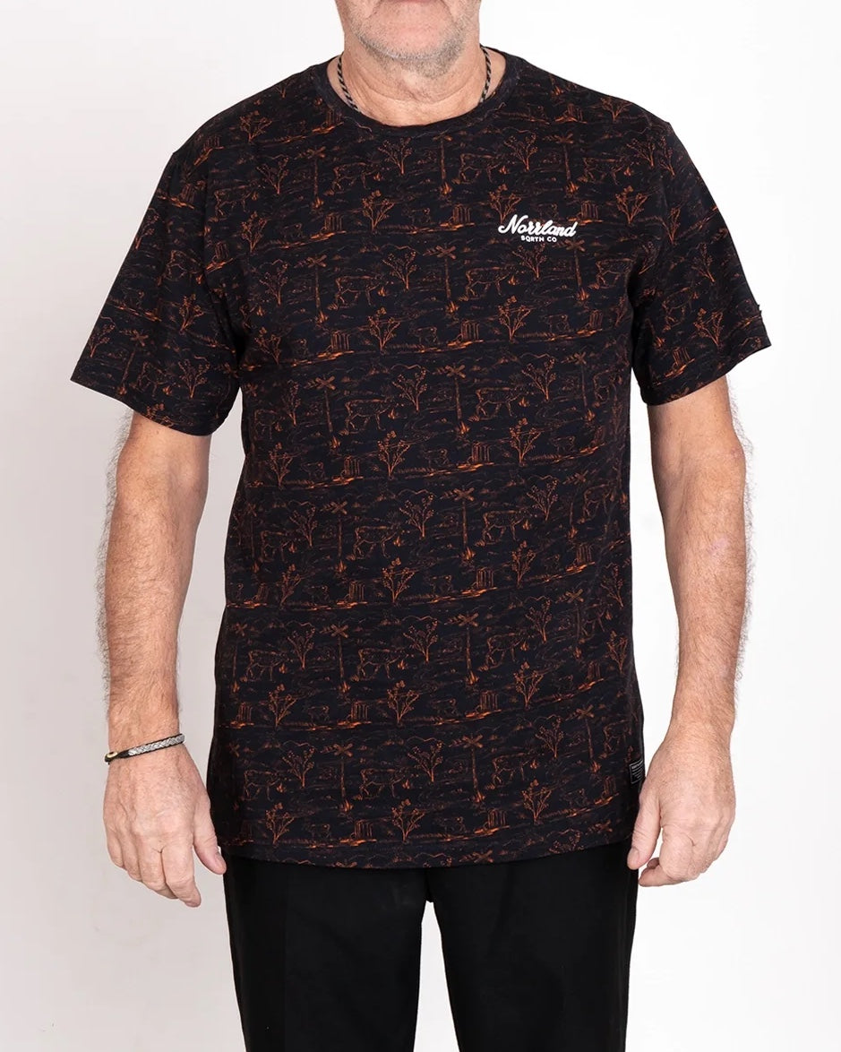 TGN Mini Script Fjälljock T-Shirt - Svart
